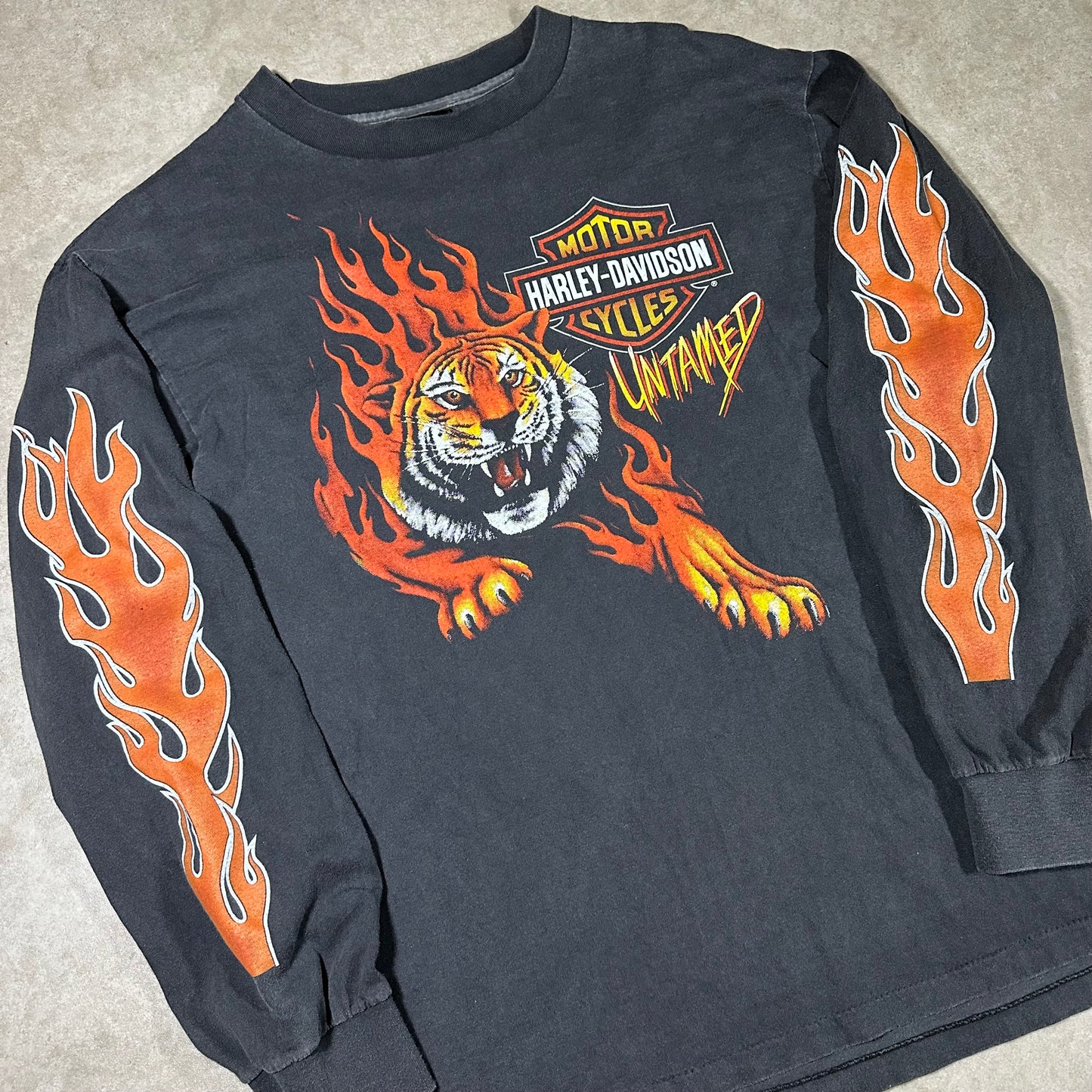 Vintage “untamed tiger” Harley Davidson long sleeve tee (M/L) Boot (Check measurements in description)
